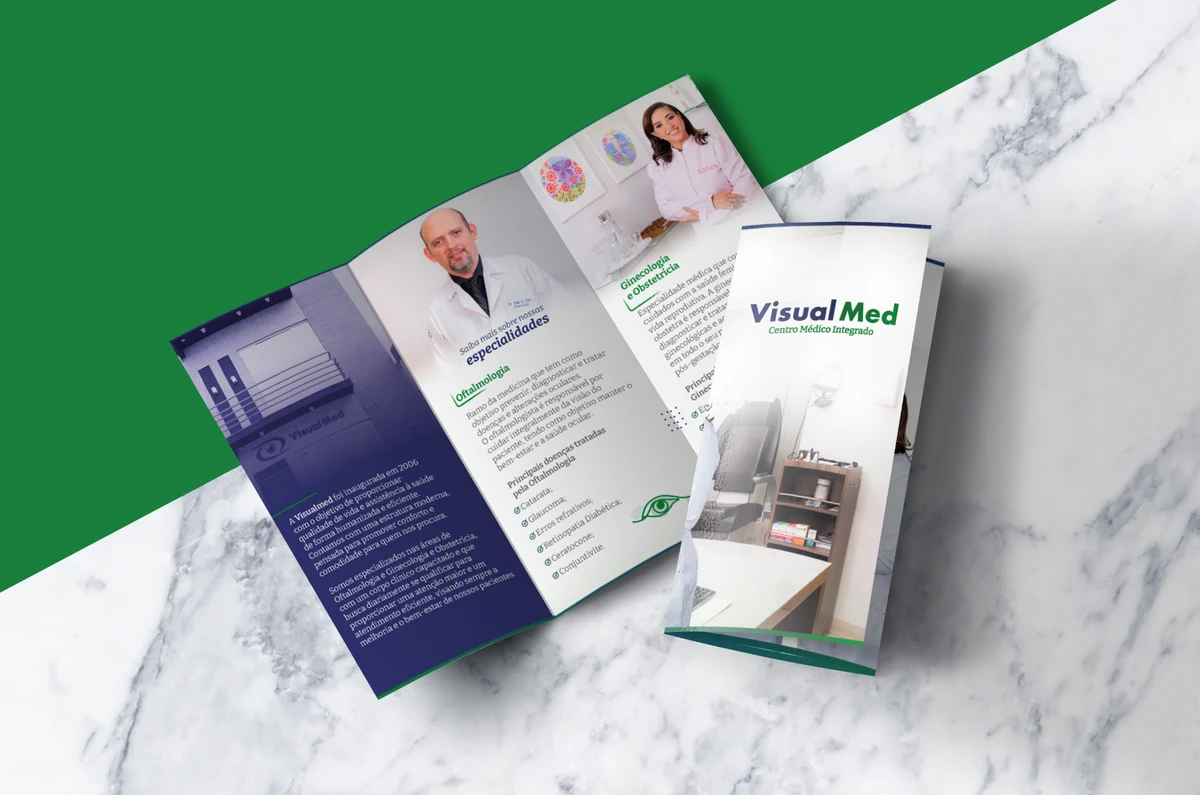 Mockup do folder tríptico da Visual Med, centro médico integrado com oftalmologia e ginecologia e obstetrícia em Imperatriz