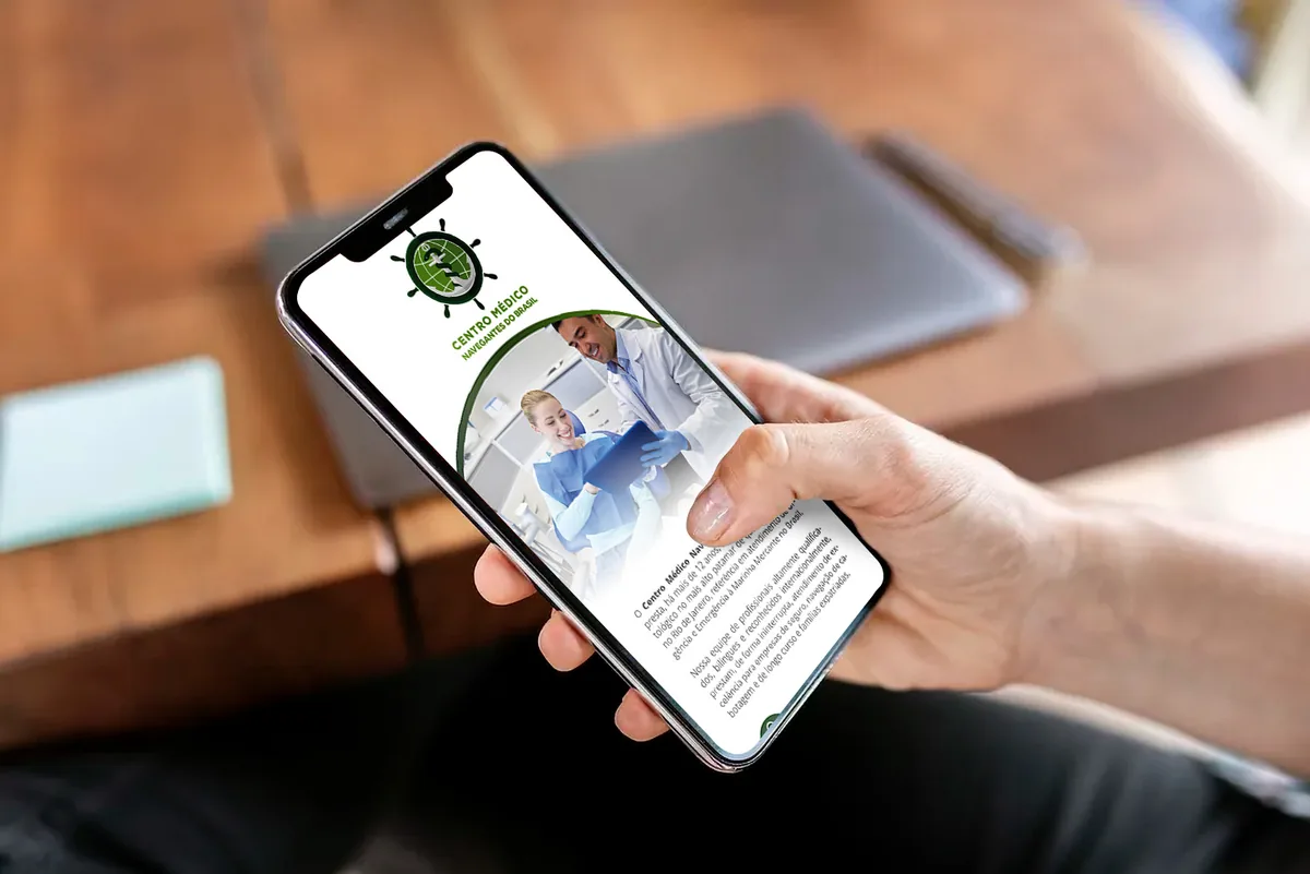 Mockup de celular com o portfólio digital do Centro Médico Navegantes, no Rio de Janeiro