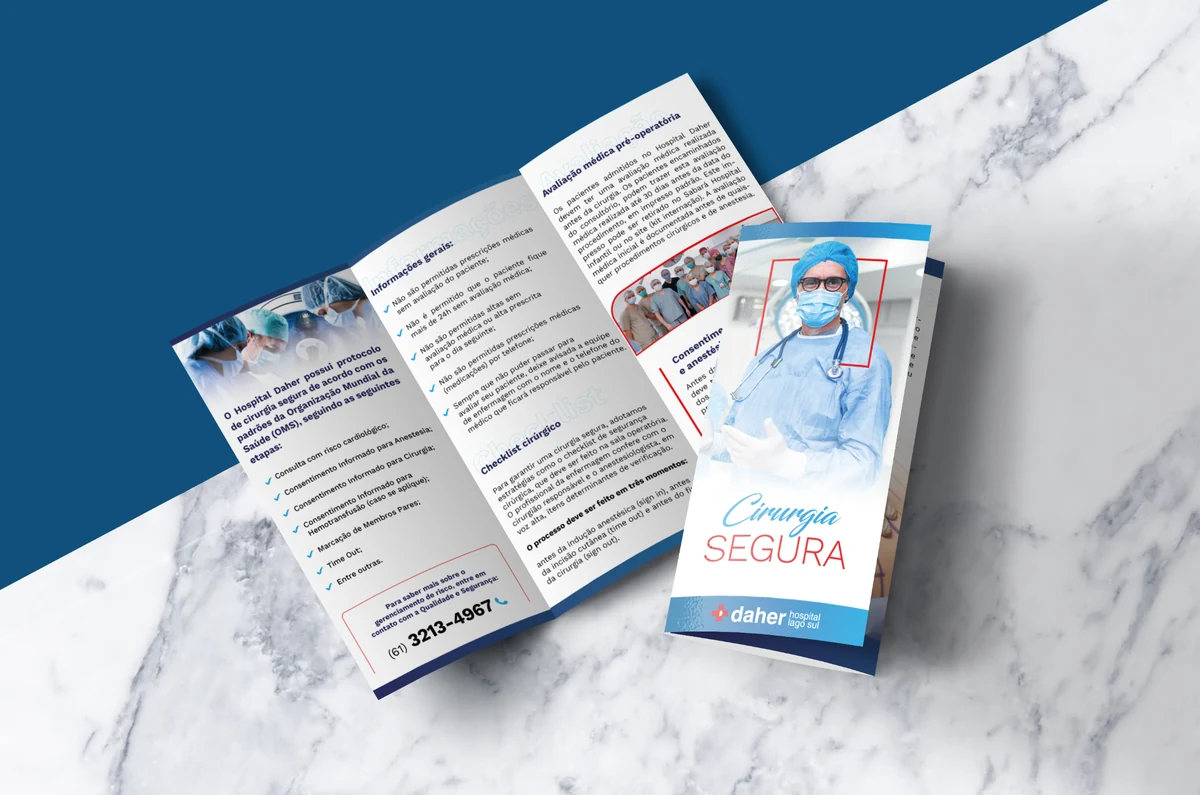 Mockup do folder tríptico Cirurgia Segura do Daher Hospital Lago Sul, capa com cirurgião paramentado e miolo aberto
