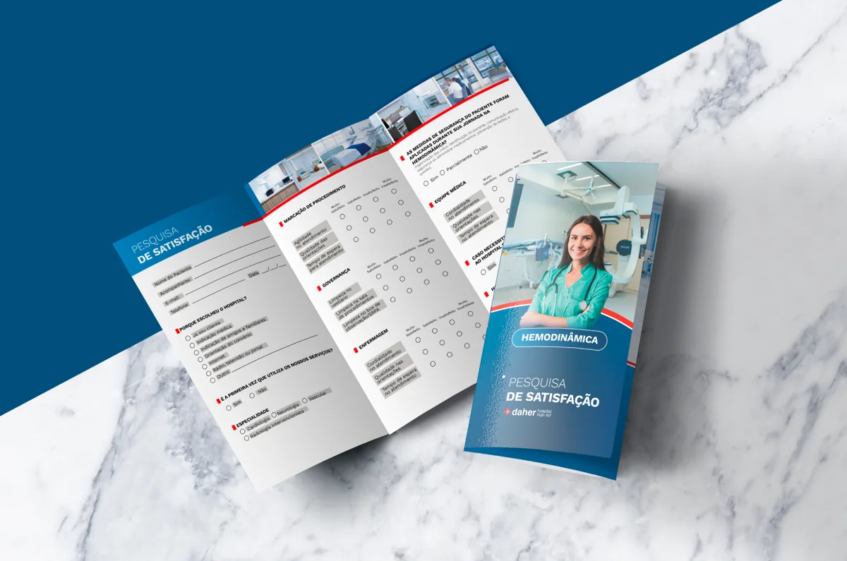 Mockup do folder tríptico Pesquisa de Satisfação da Hemodinâmica do Daher Hospital Lago Sul, capa com a equipe e miolo com o questionário