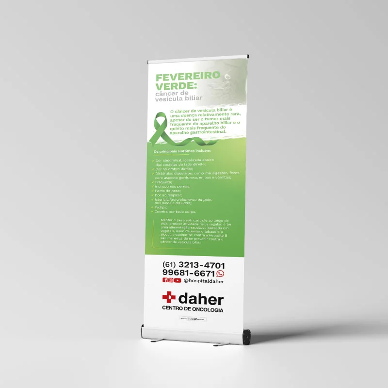 Mockup de totem roll-up do Daher Centro de Oncologia para o Fevereiro Verde, sobre câncer de vesícula biliar, com laço verde e telefones de contato
