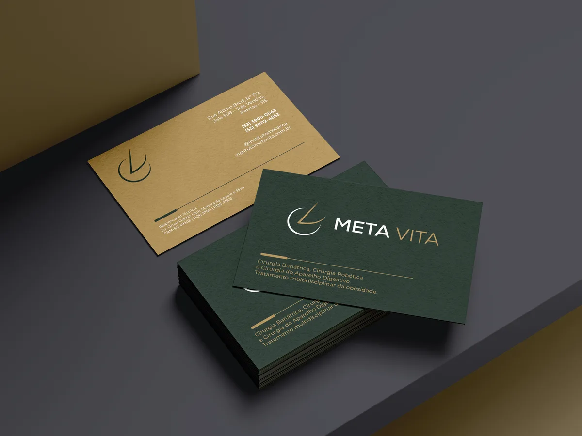 Cartão de visita frente e verso do Meta Vita, com as especialidades cirúrgicas, o endereço em Pelotas e o responsável técnico com CRM-RS e RQE