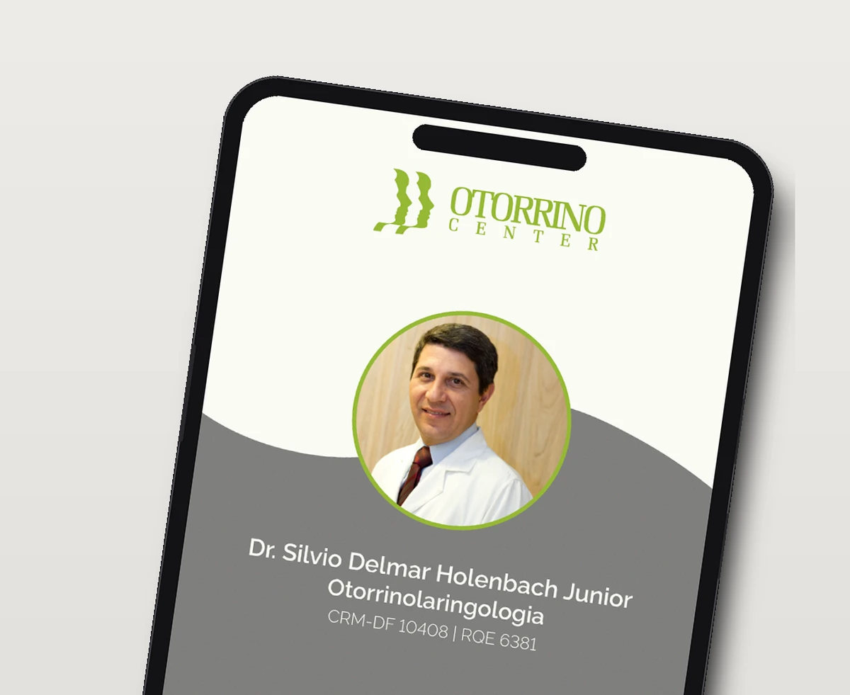 Mockup de celular com o cartão virtual do Dr. Silvio Holenbach, otorrinolaringologista do Otorrino Center, em Brasília