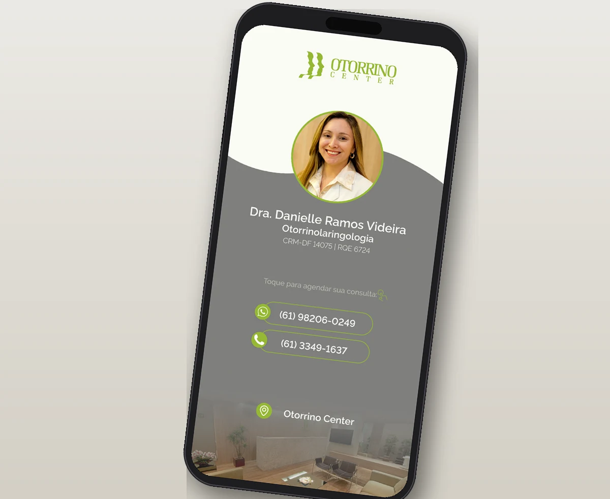 Mockup de celular com o cartão virtual da Dra. Danielle Ramos Videira, otorrinolaringologista do Otorrino Center, em Brasília