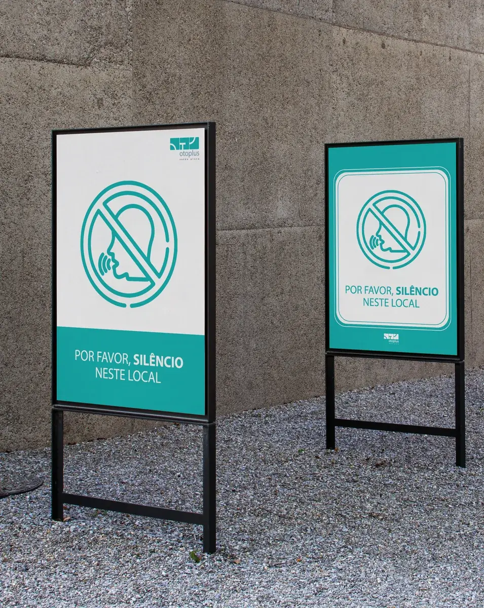 Placas de sinalização de silêncio da Otoplus instaladas em ambiente de clínica