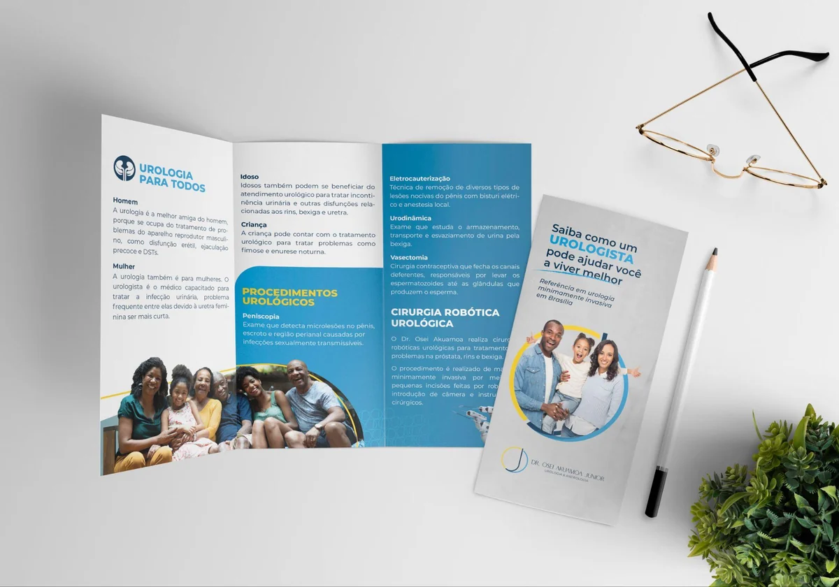 Mockup do folder impresso do Dr. Osei Akuamoa Júnior sobre urologia, aberto sobre uma mesa