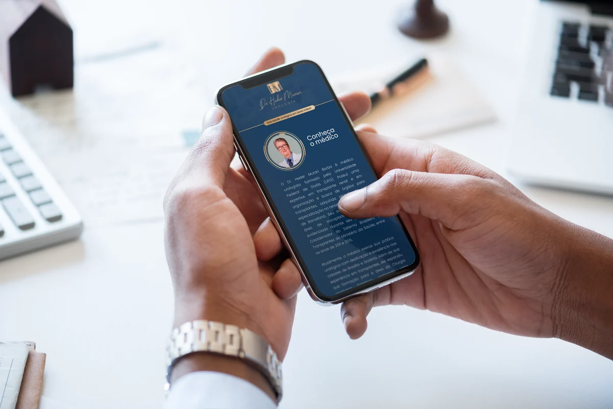 Mockup de celular nas mãos com o portfólio virtual do Dr. Heder Murari Borba, urologia