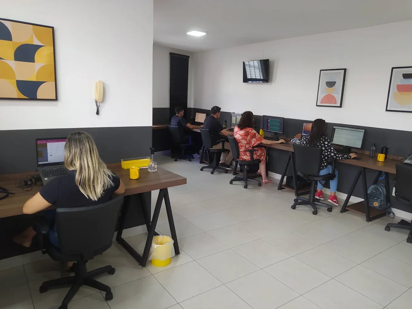 Equipe da Agência Rizzo, agência de marketing médico digital, no escritório em Anápolis